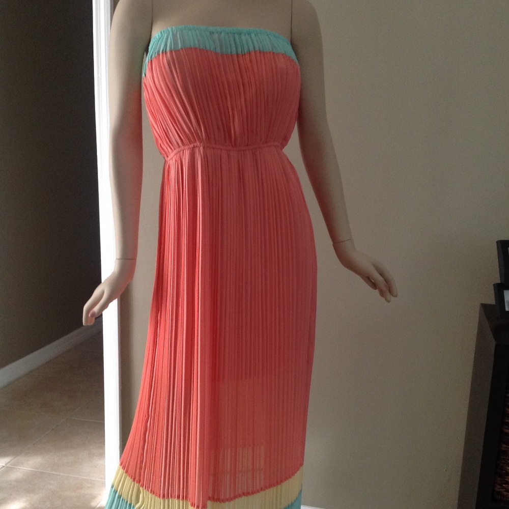Romeo & Juliet Couture Colorblock Pleated Maxi Dre